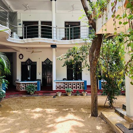 Sea Rock Beach Hotel Аругам Экстерьер фото